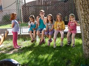 Společné odpoledne rodičů a dětí - natírání popelnic